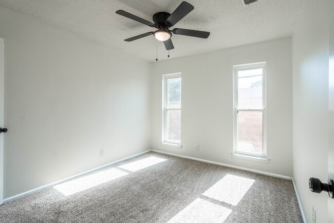 Building Photo - 1523 Doe Ln