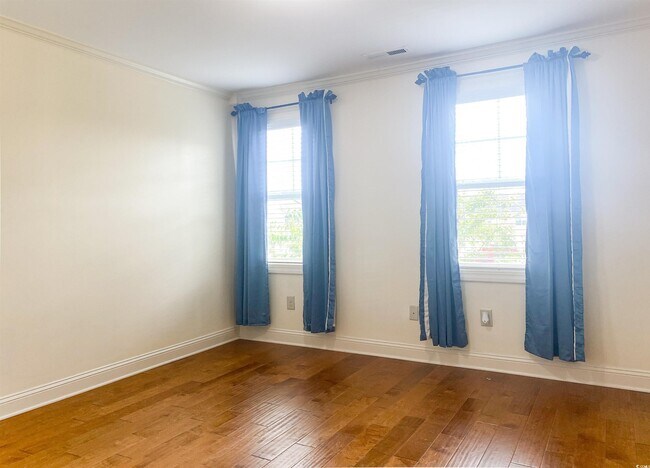 Building Photo - 780 Gabreski Ln