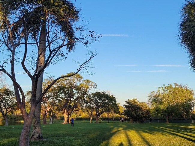 Building Photo - 120 Royal Pk Dr