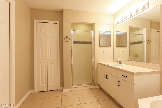 Building Photo - 2211 NE 5th Ave