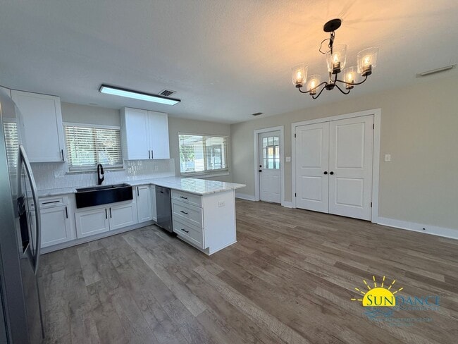 Building Photo - Fully Renovated Cul-de-sac Corner Lot Home in Fort Walton Beach!