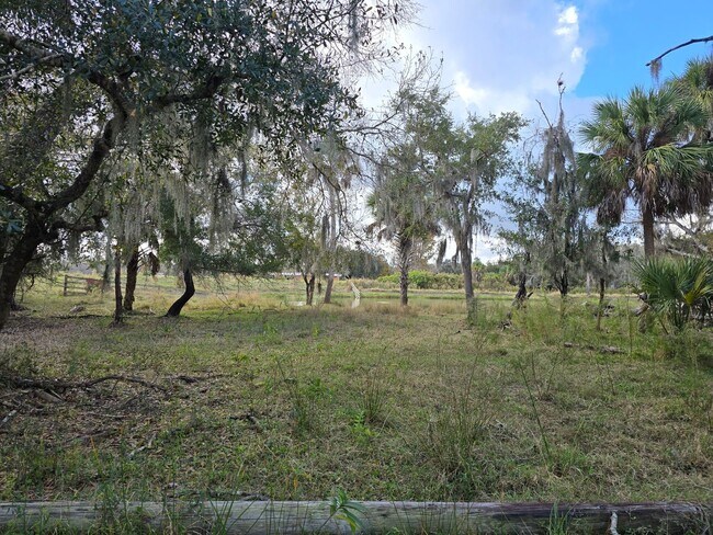 Building Photo - Rarely Available 3 bed/ 2 bath in Hidden River in Myakka