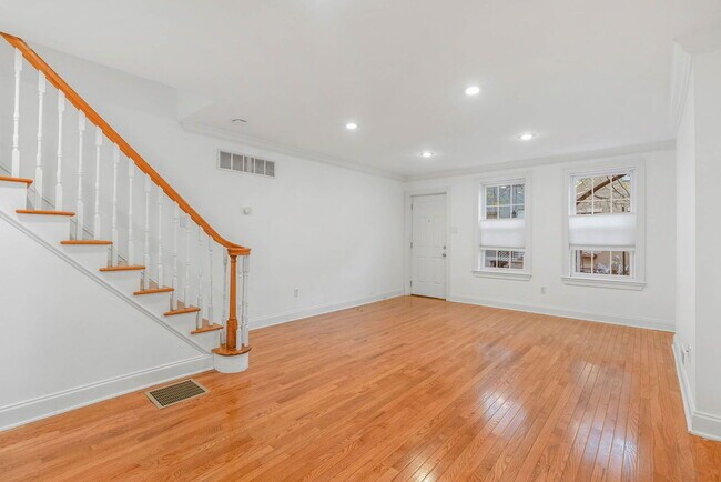 Building Photo - 1922 Montrose St