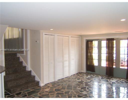 Building Photo - 1419 Crest Dr