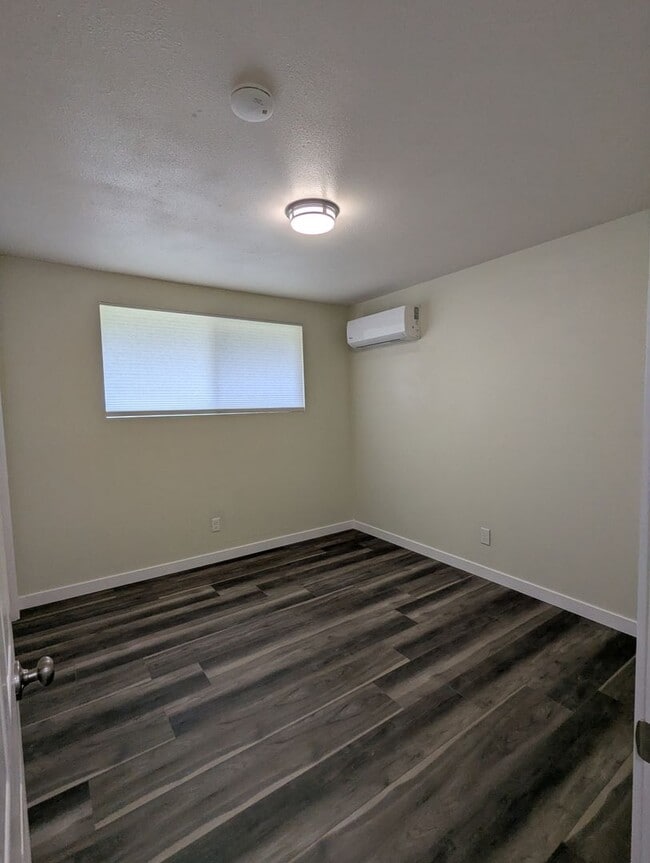 Building Photo - Very nice 3 bd 2 bath