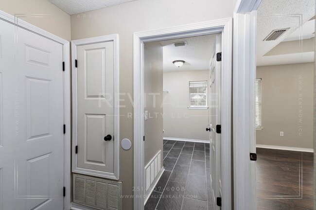 Building Photo - Gorgeous 3 Bed 2 Bath Brick Cottage on Corner Lot