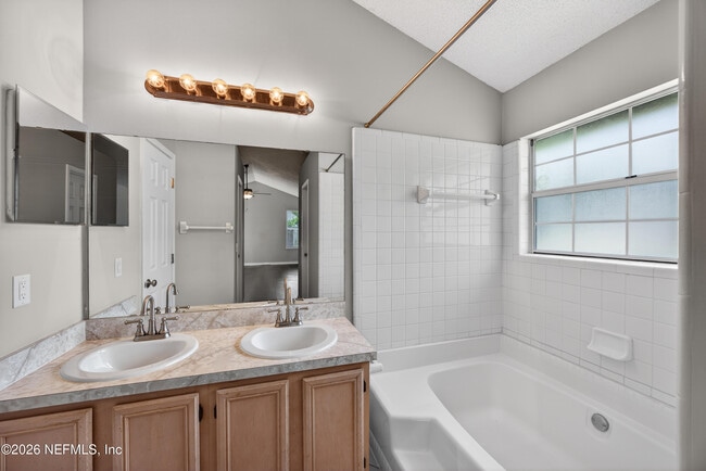 Building Photo - 3550 Sheldrake Dr