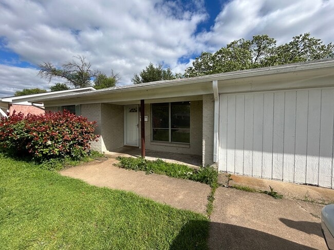 Building Photo - 2750 Ridgewood St