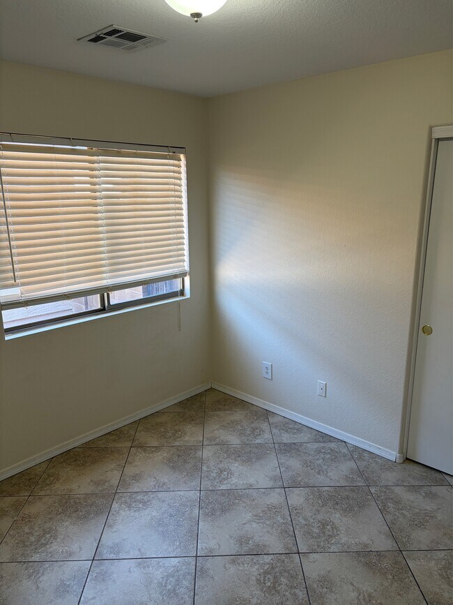 Building Photo - 817 E Yuma Ave