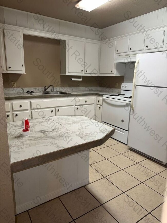 Building Photo - Spacious 2 bedroom 1 Bath apartment- Close...