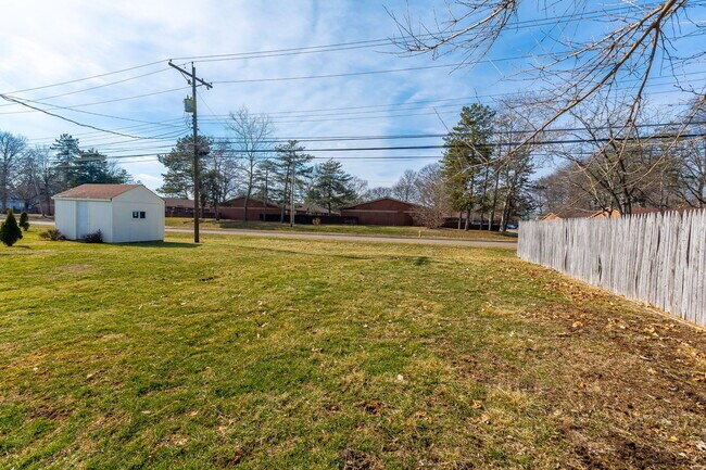 Building Photo - 957 Exeter Rd