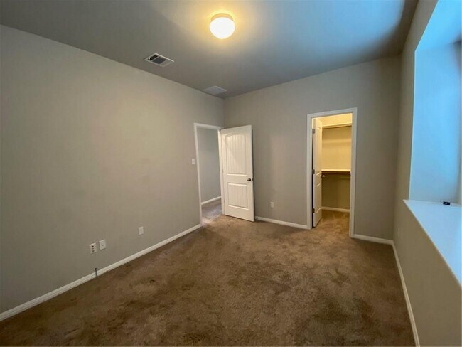 Building Photo - 428 S Brook Dr