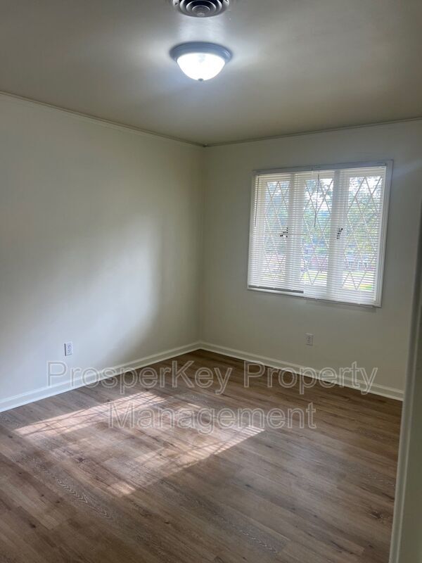Building Photo - 706 Joryne Dr
