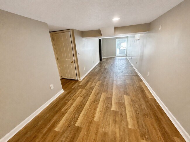 Building Photo - 627 Golfview Dr