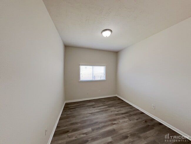 Building Photo - 706 Chase Point Cir