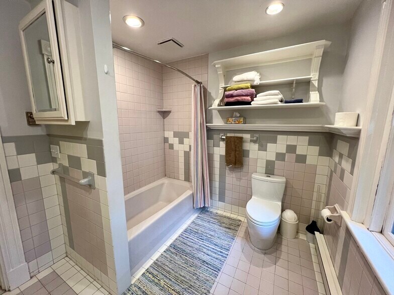 Building Photo - 736 Washington St