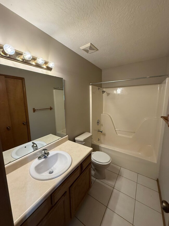Building Photo - 2 bed 2 bath duplex