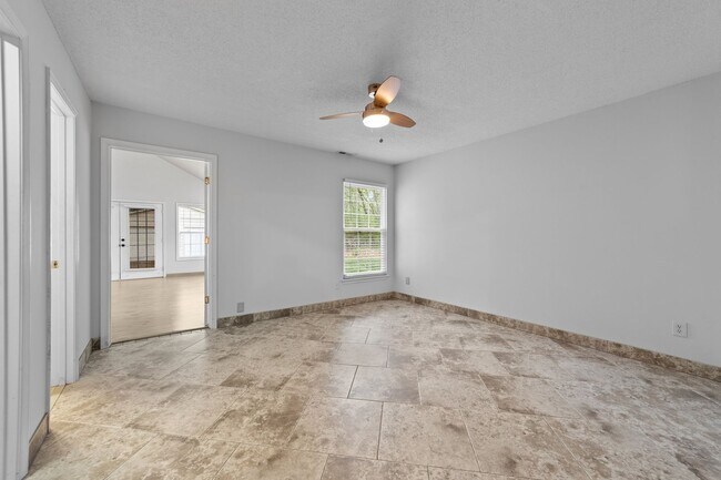Building Photo - Spacious 3 Bedroom, 2 Bath with huge livin...