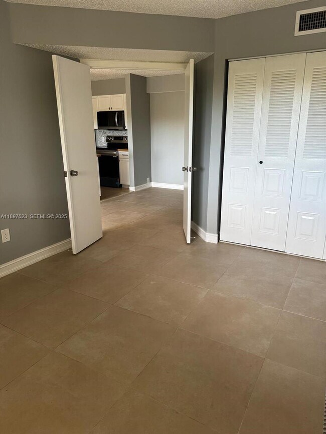 Building Photo - 450 S Park Rd