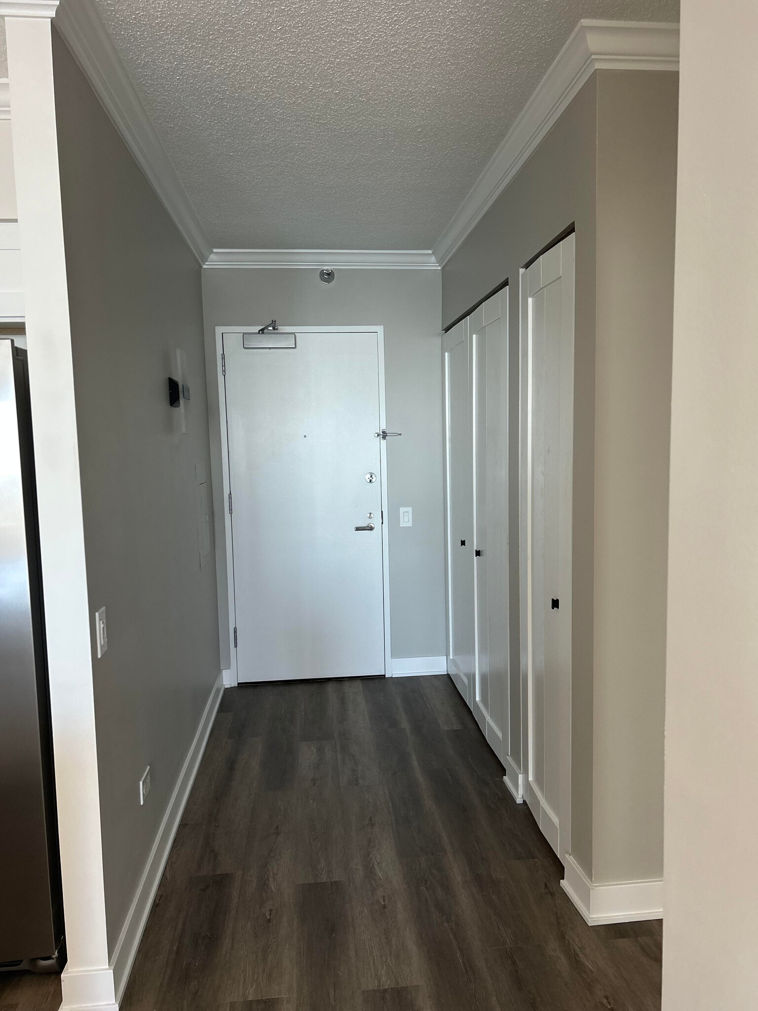 Front Entrance - 512 N McClurg Ct