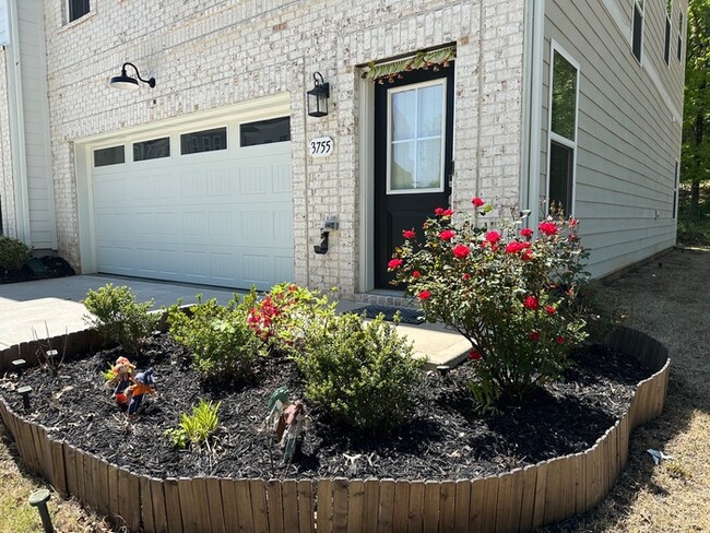 Building Photo - SPACIOUS TOWNHOME