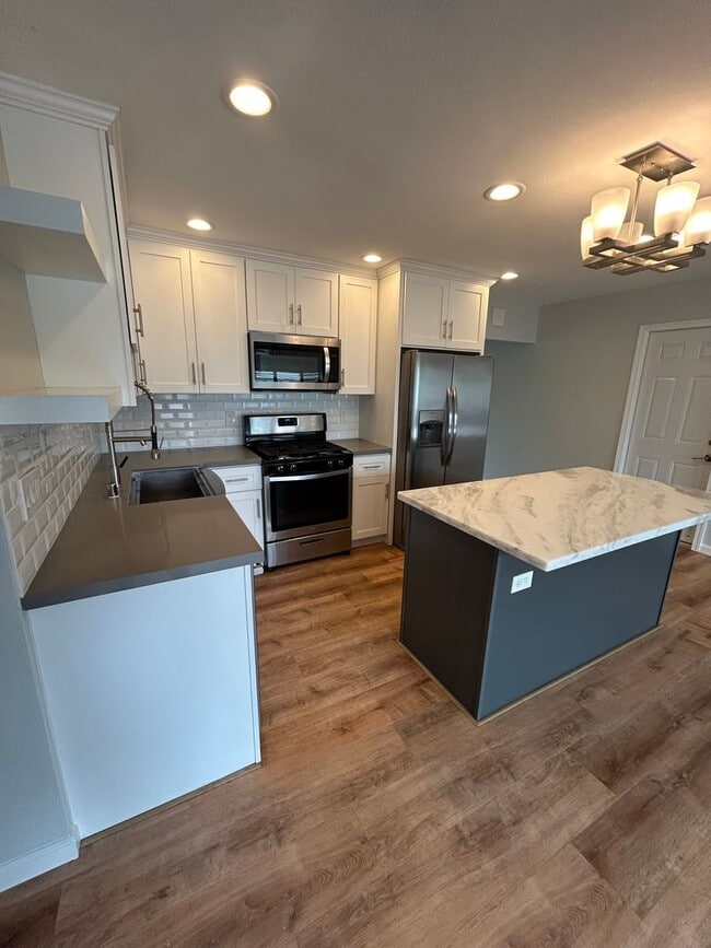 Building Photo - Beautiful 3 Bedroom/2 Bath Single Family H...