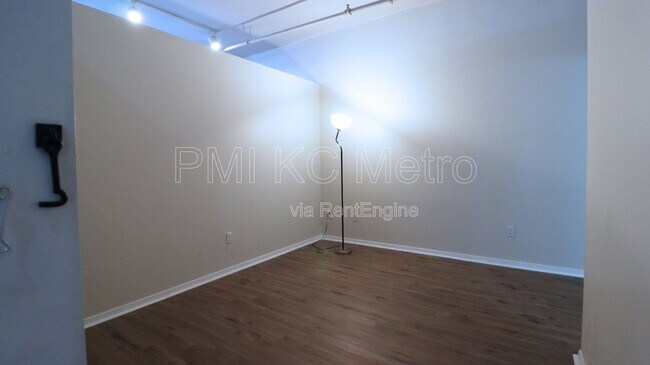 Building Photo - 200 Main St