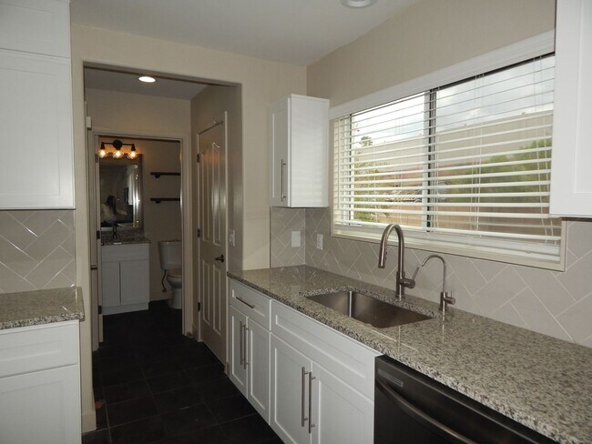 Building Photo - 2 Bedrooms - 2.5 bathrooms - Large Loft Area