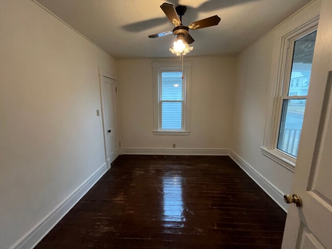 Building Photo - Large one bedroom house