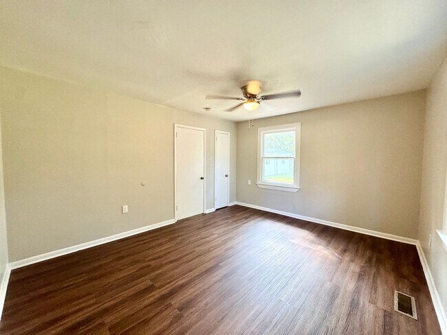 Building Photo - 1319 Laura Ave