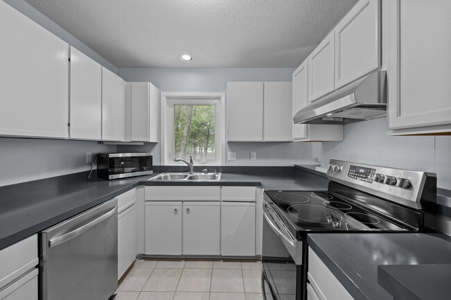 Building Photo - Water View Gem 2x2 Spacious Condo Fairfiel...