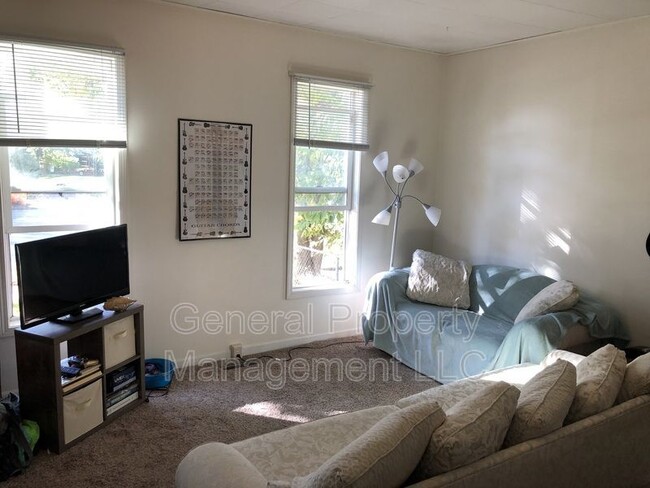 Building Photo - 1 bed 1 bath on Water St available June 1s...