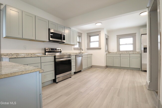 Building Photo - 442 Plymouth Ave