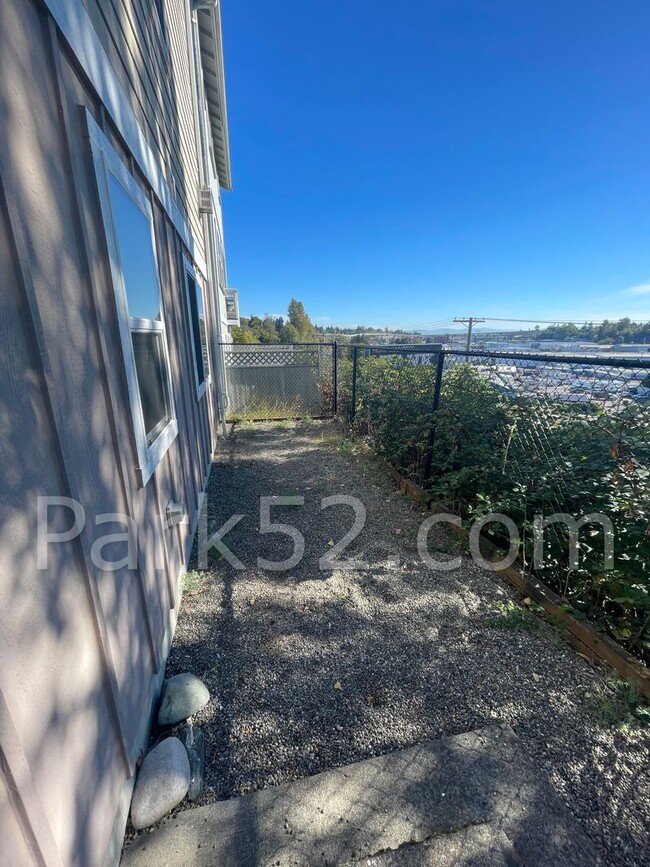 Building Photo - $250 OFF - 3 Bedroom Townhome in Tacoma