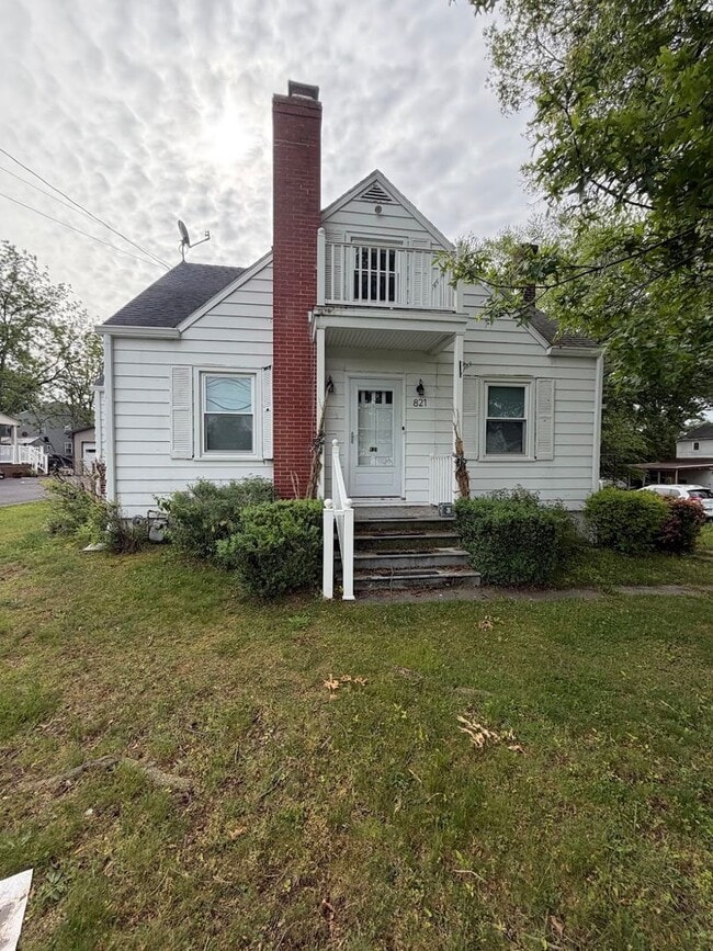 Building Photo - 3 Bedroom, 2 Full Bath Home with 4-Season Room, Garage & Large Lot