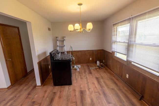 Building Photo - 1213 E Smiley Ln