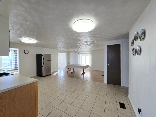 Building Photo - LIght Filled Rambler-Flexible lease term-