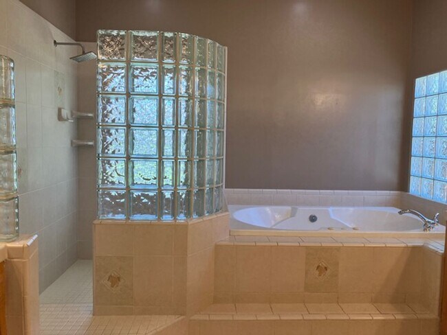 Building Photo - West Bakersfield Custom Home for Rent Available Now!