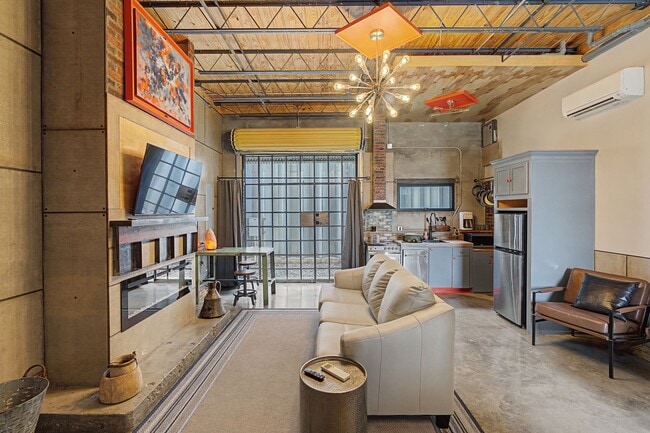 Building Photo - 2204 Austin Ave