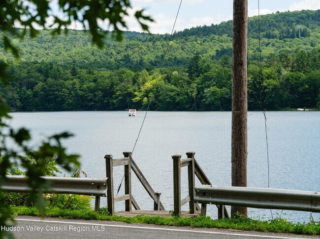 Building Photo - 121 Queechy Lake Dr