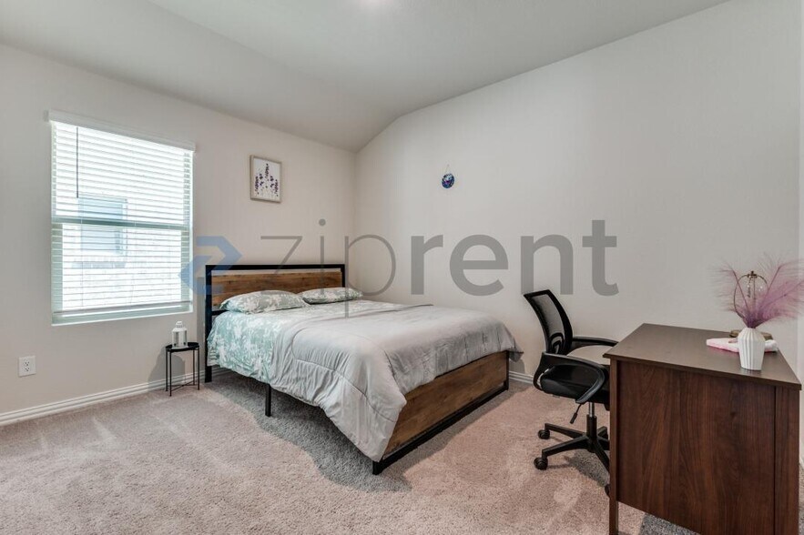 Building Photo - Unit