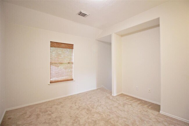 Building Photo - 6 Thicket Grove Pl