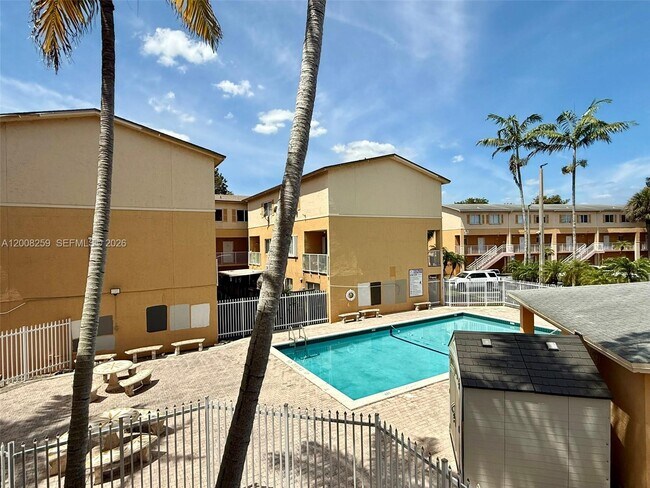 Building Photo - 6235 SW Kendale Lakes Cir