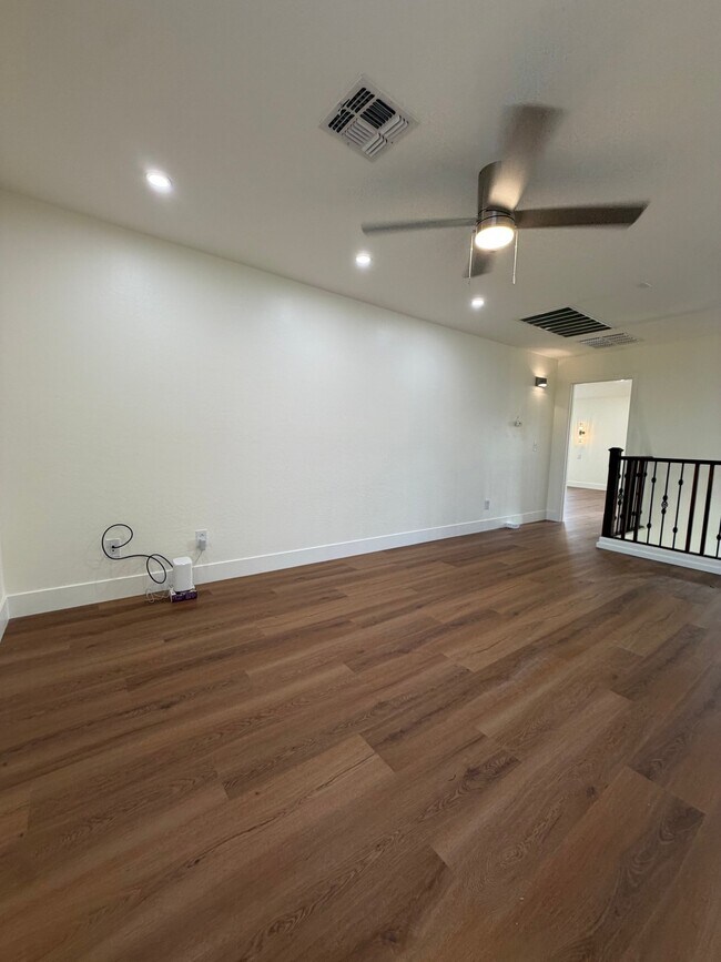 Building Photo - 2741 E Quiet Hollow Ln