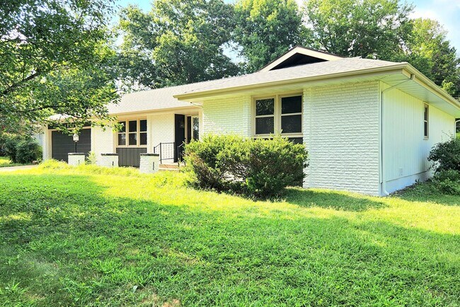 Building Photo - 1321 E Walnut Lawn St