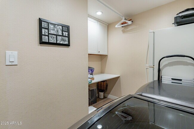 Building Photo - 4021 S Holbrook Ln