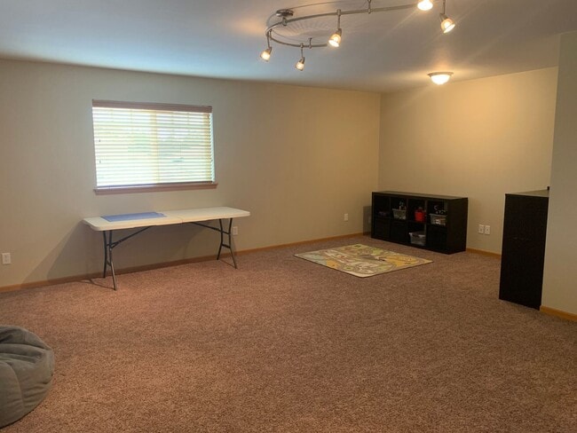 Building Photo - Modern and stylish 3 bedroom home in Lovely Neighborhood