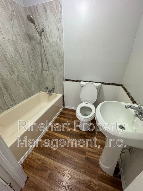 Building Photo - 422 S Jones Ave