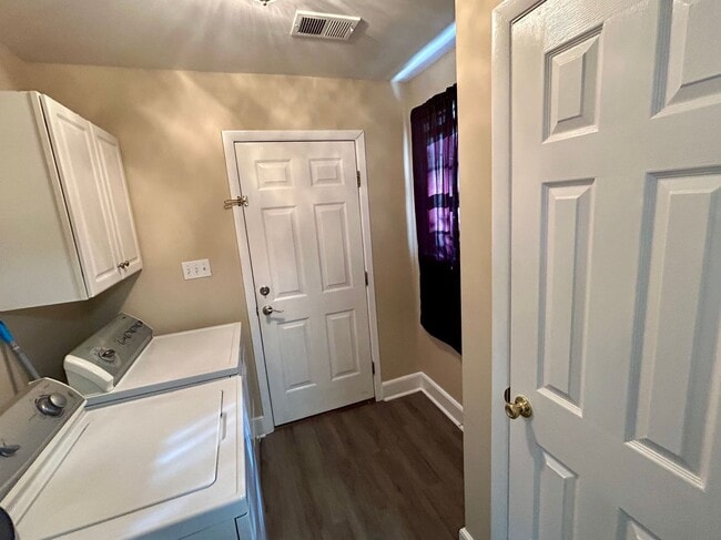 Building Photo - Cottage Vibes!