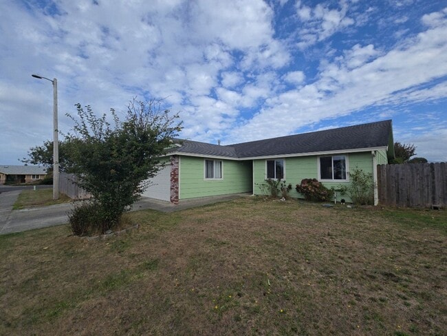 Building Photo - 3BD/2BA McKinleyville home features ample ...